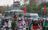 Người dân ùn ùn quay lại Hà Nội sau kỳ nghỉ lễ